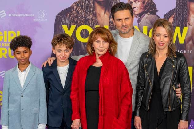 Romeo Guy Da Silva, David Verhoeven, Senta Berger, und Simon Verhoeven mit Ehefrau Nina-Anais Nun bei der Weltpremiere des Kinofilms Girl You Know It s True im Mathäser Filmpalast. München, 04.12.2023 *** Romeo Guy Da Silva, David Verhoeven, Senta Berger, and Simon Verhoeven with wife Nina Anais Nun at the world premiere of the movie Girl You Know It s True at Mathäser Filmpalast Munich, 04 12 2023 Foto:xN.xKolinzx xFuturexImagex girl_3293