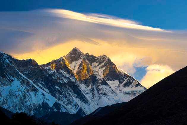 Südwand des Achttausenders Lhotse, mit einer linsenförmigen Wolke über seinen Gipfeln, bei Sonnenaufgang von Pangboche aus gesehen. Die Everest Region, Khumbu Region. Das Himalaya Gebirge. Der Sagarmatha Nationalpark, ein UNESCO Welterbe. Solukhumbu, Nepal, Asien *** South wall of Eight-thousander Lhotse, with a lenticular Cloud via its Summits, at Sunrise from Pangboche from seen the Everest Region, Khumbu Region the Himalaya Mountains the Sagarmatha National Park, a Unesco World heritage Solukhumbu, Nepal, Asia Copyright: imageBROKER RadekxKucharski iblrkk09917846.jpg