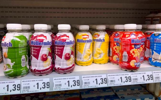 05.12.2023, Milchgetränke in Plastikflaschen, angeboten zum Verkauf in der Kühltheke in einem Supermarkt im Allgäu. Ab 2024 sind Plastik-Milchflaschen auch in der Pfandpflicht inkludiert. Die neue Pfandregelung betrifft ab 2024 vor allem Getränke aus dem Kühlregal. Für Milch, Ayran und Milchmischgetränke mit mindestens 50% Milchanteil in Einweg-Plastikflaschen müssen Kundinnen und Kunden dann 25 Cent mehr bezahlen. 05.12.2023, Plastikflaschen-Pfand 05.12.2023, Plastikflaschen-Pfand *** 05 12 2023, Milk drinks in plastic bottles, offered for sale at the refrigerated counter in a supermarket in Allgäu From 2024, plastic milk bottles will also be included in the mandatory deposit The new deposit regulation will mainly affect drinks from the c