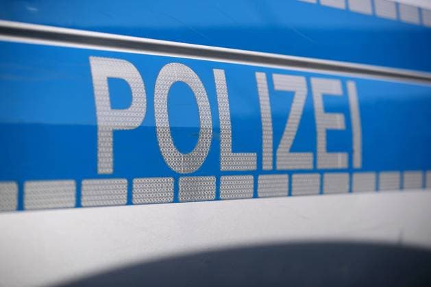 03.12.2023, Düsseldorf, Symbolbild Polizeieinsatz. Schriftzug Polizei in Nahaufnahme auf einem Einsatzwagen am Bahnhof. Das Bundeskriminalamt (BKA) veröffentlicht jedes Jahr im Frühjahr die neue Statistik. Laut Kriminalstatistik (PKS) für Großstädte wurden im Vorjahr die meisten Straftaten in Köln, Aachen, Recklinghausen und Dortmund bei der Polizei gemeldet. Besonders kriminalitätsbelastet eingestufte Großstädte Deutschlands - In den Top Ten der gefährlichsten Städte landeten Berlin, Frankfurt am Main, Bremen und Hannover. Nordrhein-Westfalen Deutschland *** 03 12 2023, Düsseldorf, Symbolic image Police operation Close-up of police lettering on an emergency vehicle at a railroad station The Federal Criminal Police Office (BKA)