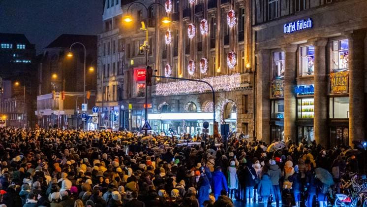 The traditional ADVENT CONCERT AT THE WINDOW by the Cologne male choir GRÜNGÜRTELROSEN in the Gaffel Domstube against the backdrop of Cologne Cathedral A good thousand spectators enthusiastically took part in the free concert despite light rain 05 12 2023 Cologne city center NRW Germany