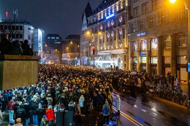 The traditional ADVENT CONCERT AT THE WINDOW by the Cologne male choir GRÜNGÜRTELROSEN in the Gaffel Domstube against the backdrop of Cologne Cathedral A good thousand spectators enthusiastically took part in the free concert despite light rain 05 12 2023 Cologne city center NRW Germany