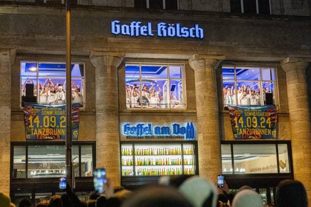The traditional ADVENT CONCERT AT THE WINDOW by the Cologne male choir GRÜNGÜRTELROSEN in the Gaffel Domstube against the backdrop of Cologne Cathedral A good thousand spectators enthusiastically took part in the free concert despite light rain 05 12 2023 Cologne city center NRW Germany