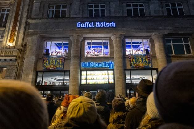 The traditional ADVENT CONCERT AT THE WINDOW by the Cologne male choir GRÜNGÜRTELROSEN in the Gaffel Domstube against the backdrop of Cologne Cathedral A good thousand spectators enthusiastically took part in the free concert despite light rain 05 12 2023 Cologne city center NRW Germany