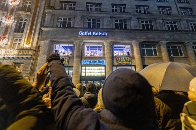 The traditional ADVENT CONCERT AT THE WINDOW by the Cologne male choir GRÜNGÜRTELROSEN in the Gaffel Domstube against the backdrop of Cologne Cathedral A good thousand spectators enthusiastically took part in the free concert despite light rain 05 12 2023 Cologne city center NRW Germany