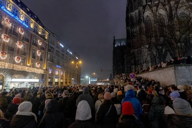The traditional ADVENT CONCERT AT THE WINDOW by the Cologne male choir GRÜNGÜRTELROSEN in the Gaffel Domstube against the backdrop of Cologne Cathedral A good thousand spectators enthusiastically took part in the free concert despite light rain 05 12 2023 Cologne city center NRW Germany