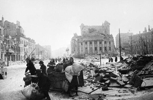 CITY DEVASTATION FOLK 48649 18.01.1945 Residents of Warsaw on devastated streets after liberation from Nazi occupation. Loskutov Sputnik Warsaw Poland  Copyright: xLoskutovx