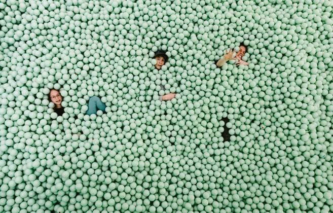 Creative Highlights Symbolbilder Three teenage kids in huge green ball pit being silly and fun Chicago, Illinois, United States CR_WVNP231127D-1289910-01 ,model released, Symbolfoto