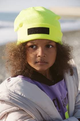 Creative Highlights Symbolbilder Two black girls play on the beach in winter Sochi, Krasnodar Krai, Russia R_DGAA220221-932709-01 ,model released, Symbolfoto