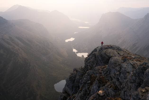 Creative Highlights Symbolbilder Hiker in montana overlooking a valley of lakes and mountains Apgar, Montana, United States R_ULGR2310217E-1270501-01 ,model released, Symbolfoto