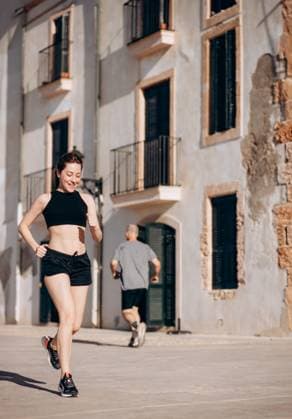 Young woman jogging on a sunny morning Altafulla, Catalunya, Spain R_WCIK231205-1298269-01 ,model released, Symbolfoto