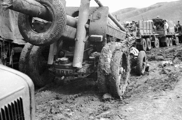 TROOPS ROAD CARS 57044 10.08.1945 Soviet troops advancing along the wartime roads of Manchuria Peter Sputnik China  Copyright: xPeterx
