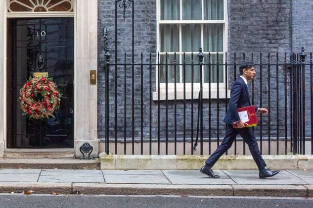 News Themen der Woche KW49 News Bilder des Tages December 6, 2023, London, England, United Kingdom: UK Prime Minister RISHI SUNAK is seen leaving 10 Downing Street ahead of Prime MinisterÃ¢â‚¬â ¢s Question session in parliament. London United Kingdom - ZUMAs262 20231206_zip_s262_030 Copyright: xTayfunxSalcix
