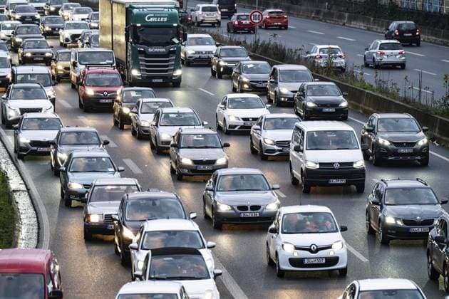 Stau auf der Autobahn 59 in Duisburg *** NUR FÜR REDAKTIONELLE ZWECKE *** EDITORIAL USE ONLY ***<p>Ein langer Stau auf der Autobahn 59 in Duisburg am Nikolaustag, Mittwoch, 6. Dezember 2023. Die Autos stauen sich an jedem Tag an den Nachmittagen in Richtung Norden auf einer langen Strecke im Stadtgebiet von Duisburg. Eine Erweiterung der Fahrbahnen ist schon lange geplant und bislang nicht umgesetzt. Duisburg NRW Duisburg Copyright: STEFANxAREND *** Traffic jam on the Autobahn 59 in Duisburg FOR EDITORIAL PURPOSES ONLY EDITORIAL USE ONLY p A long traffic jam on the Autobahn 59 in Duisburg on St. Nicholas Day, Wednesday, December 6, 2023 Cars are jammed every day in the afternoons heading north on a long stretch in the Duisburg urban area Copyright: STEFANxAREND doc7t5727crjzcew21zc0k ,EDITORIAL USE ONLY