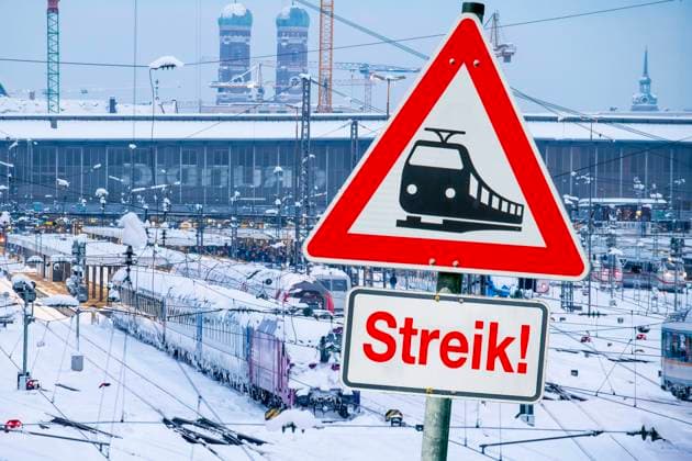 News Bilder des Tages Streik der Lokführergewerkschaft GDL, Symbolfoto, Schild vor eingeschneitem Hauptbahnhof, München, 7. Dezember 2023 Deutschland, München, 7. Dezember 2023, GDL Streik, Verkehrsschild vor eingeschneitem Münchner Hauptbahnhof, Symbolfoto, eintägiger Streik der Lokführergewerkschaft GDL, Streik im Personenverkehr von Donnerstag, 7.12., 22 Uhr bis Freitag, 8.12., 22 Uhr, erneute massive Beeinträchtigung des Bahnverkehrs nach Tagen des Stillstands wegen Schneechaos, Regional- und Fernverkehr sind betroffen, die GDL fordert deutlich mehr Lohn, und Reduzierung der Arbeitszeit auf 35 Stunden pro Woche, Tarifrunde, Tarifverhandlungen, Gewerkschaft, Deutsche Bahn, Verkehr, Bahnverkehr, Bayern, *** Strike of the train drivers union GDL, symboli