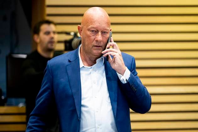123. PLENARSITZUNG IM THÜRINGER LANDTAG 07 12 2023 - Erfurt: Thomas L. Kemmerich (FDP) telefoniert vor Beginn des Plenums. Die 123. Plenarsitzung des Thüringer Landtags am 7. Dezember 2023. _________________ *** 123 PLENARY SESSION IN THE THURINGIAN STATE PARLIAMENT 07 12 2023 Erfurt Thomas L Kemmerich FDP on the phone before the start of the plenary session The 123 plenary session of the Thuringian State Parliament on December 7, 2023