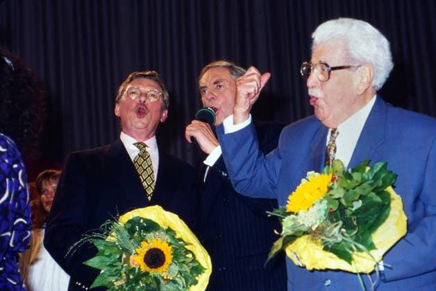 Uwe Friedrichsen, Harald Juhnke und Willy Millowitsch, singen bei einer Veranstaltung, circa 1995. Copyright: HartwigxValdmanis Nur redaktionelle Nutzung. Editorial usage only. VAL_720101285