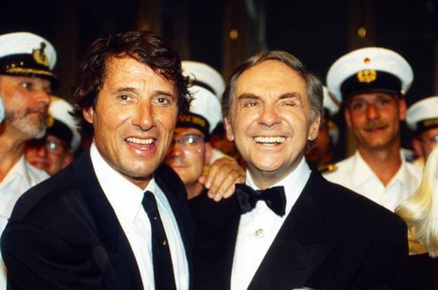 Harald Juhnke Sylvester Gala, Show zum Jahreswechsel, 1996, Schauspieler und Entertainer Harald Juhnke Gala mit Musiker Udo Jürgens, dahinter: Marinechor Blaue Jungs Copyright: HartwigxValdmanis Nur redaktionelle Nutzung. Editorial usage only. VAL_720101321