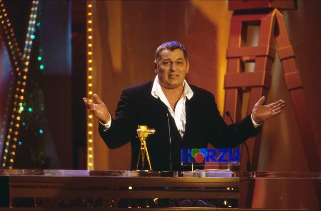 Goldene Kamera, Preisverleihung am 10. Februar 1998 in Berlin, Heinz Hoenig erhält eine Goldene Kamera als Bester Schauspieler für seine Rolle in dem TV Mehrteiler: Der König von St. Pauli. Copyright: HartwigxValdmanis Nur redaktionelle Nutzung. Editorial usage only. VAL_720101492