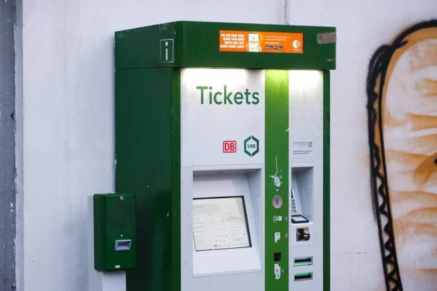 Düsseldorf 07.12.2023 Ticketautomat Ticket-Automat Fahrschein Fahrscheine Fahrkarte Fahrkarten Verkaufsautomat Nahverkehr ÖPNV DB Deutsche Bahn VRR Rheinbahn Preiserhöhung Preise Bargeld Geld Geldscheine bargeldlos Kreditkarte EC-Karte Girocard Strassenbahn Tram U-Bahn Tarife Tarifzone Wabe Tarifwabe Pendler Homeoffice Abonnement Abo-Kunden Tickets 49-Euro-Ticket Inflation Bürgergeld Deutschlandticket Fahrscheinentwerter DB Deutsche Bahn Tarifjungel Tarifdschungel Bahnstreik Düsseldorf Nordrhein-Westfalen Deutschland *** Düsseldorf 07 12 2023 Ticket machine Ticket automat Ticket Fahrschein Fahrscheine Fahrkarte Fahrkarten Verkaufsautomat Nahverkehr ÖPNV DB Deutsche Bahn VRR Rheinbahn Preiserhöhung Preise Bargeld Geld Geldscheine barg