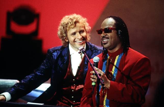 Stevie Wonder, amerikanischer Soul- und Pop-Sänger, Komponist und Multiinstrumentalist, zu Gast in der ZDF Wettshow Wetten, dass am 18. März 1995 in Bremerhaven, hier mit Moderator Thomas Gottschalk, Deutschland. Copyright: HartwigxValdmanis Nur redaktionelle Nutzung. Editorial usage only. VAL_7205001279