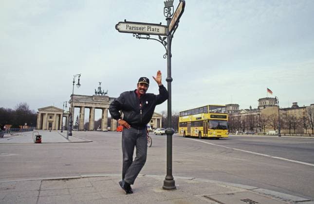 Ron Williams, amerikanisch deutscher Schauspieler, Synchronsprecher, Sänger und Moderator, am Pariser Platz in Berlin, Deutschland um 1993. Copyright: HartwigxValdmanis Nur redaktionelle Nutzung. Editorial usage only. VAL_7205001568
