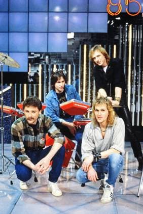 Wolfgang Petry, deutscher Schlagersänger und Songschreiber (links), mit Band nach einem Auftritt, Deutschland um 1985. Copyright: HartwigxValdmanis Nur redaktionelle Nutzung. Editorial usage only. VAL_7205002157
