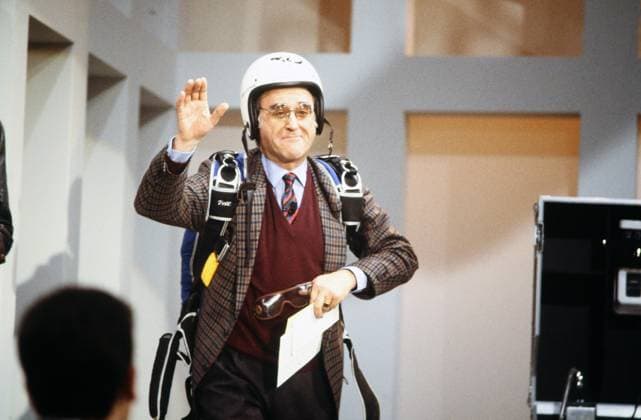 Alfred Biolek, deutscher Jurist, Fernsehmoderator und -produzent, Talkmaster, Entertainer und Kochbuchautor, mit Fallschirm und Sturzhelm, Deutschland um 1990. Copyright: HartwigxValdmanis Nur redaktionelle Nutzung. Editorial usage only. VAL_7205002211