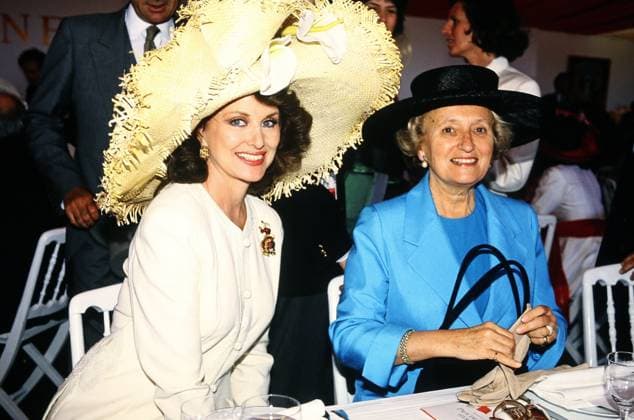 Christine Aleman (links), Schwiegertochter des ehemaligen mexikanischen Staatspräsidenten Miguel Aleman Valdes, und Bernadette Chirac, Ehefrau von Frankreichs Staatspräsident Jacques Chirac, Deutschland um 1996. Copyright: HartwigxValdmanis Nur redaktionelle Nutzung. Editorial usage only. VAL_7205002326