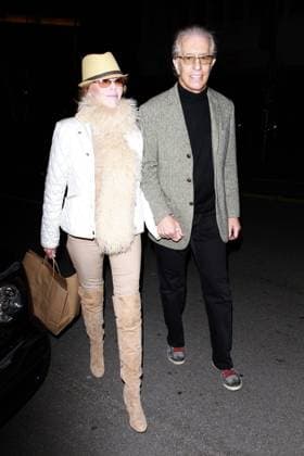 EXCLUSIVE Jane Fonda and Richard Perry spend the festive period together, enjoying a meal out in Los Angeles 48773, LOS ANGELES, CALIFORNIA - Sunday December 26 2010. EXCLUSIVE Jane Fonda and Richard Perry spend the festive period together, enjoying a meal out in Los Angeles. Fonda and Perry are rumoured to be getting married after a reported announcement to friends at a private dinner party. , Credit:Anthony PacificCoastNews.com Avalon USA, Los Angeles  Copyright: xAnthonyxPacificCoastNews.comx xAvalonx 0518785136
