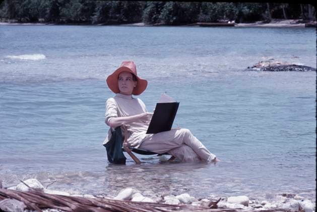 Film Father Goose Actress Leslie Caron reading at the ocean Ocho Rios Jamaica  Copyright: xLeoxFuchsx 0815 Leslie Caron (Father Goose) reading water