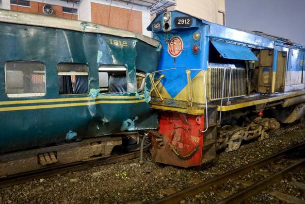 News Themen der Woche KW49 News Bilder des Tages Bangladesch, ZUgunglück in Dhaka December 7, 2023: A crane of the Dhaka Elevated Expressway project collided with the locomotive of the Dhaka-bound Titas commuter train. Some people were injured in this incident. After the train derailment in Tejgaon, Dhaka s rail connectivity with most parts of the country has stopped. The accident took place near Tejgaon station around 5 pm today. - ZUMAr143 20231207_zap_r143_006 Copyright: xMdxRafayatxHaquexKhanx