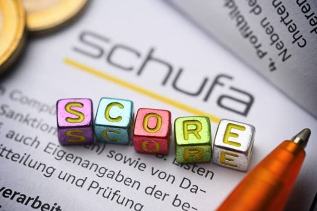 BuchstabenwÃ¼rfel bilden das Wort Score auf einem Formular der Schufa *** Letter cubes form the word score on a Schufa form ** NUR FUER REDAKTIONELLE ZWECKE ** EDITORIAL USE ONLY **