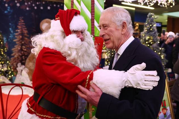 Bilder des Jahres 2023, Entertainment 12 Dezember Entertainment Themen der Woche KW49 Entertainment Bilder des Tages King Charles III Visits Ealing Broadway Shopping Centre LONDON, ENGLAND - DECEMBER 7: King Charles III visits Ealing Broadway Shopping Centre to tour the Christmas Market, meet local business owners and speak to recipients of The King s Award for Voluntary Service on December 7, 2023 in London, England., Credit:Peter Nicholls Avalon United Kingdom, England, London  Copyright: xPeterxNichollsx xAvalonx 0827634348