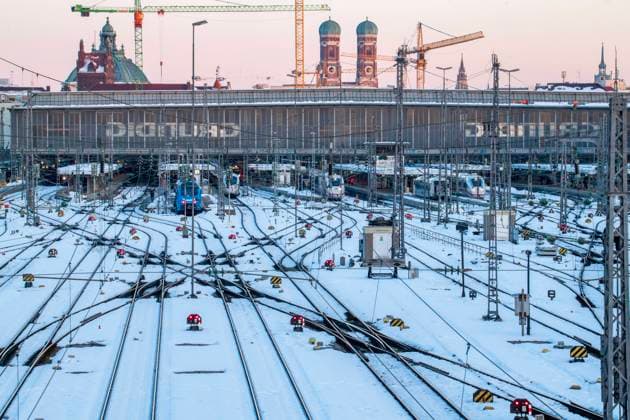 GDL-Streik, leere Gleisanlage am Münchner Hauptbahnhof wenige Stunden vor Streikbeginn, München, 7. Dezember 2023 Deutschland, München, 7. Dezember 2023, GDL Streik, leere Gleisanlagen am Münchner Hauptbahnhof, Abendrot, wenige Stunden vor dem eintägigen Streik der Lokführergewerkschaft GDL, Streik im Personenverkehr von Donnerstag, 7.12., 22 Uhr bis Freitag, 8.12., 22 Uhr, erneute massive Beeinträchtigung des Bahnverkehrs nach Tagen des Stillstands wegen Schneechaos, die GDL fordert deutlich mehr Lohn, und Reduzierung der Arbeitszeit auf 35 Stunden pro Woche, Regional- und Fernverkehr betroffen, Tarifrunde, Tarifverhandlungen, Gewerkschaft, Deutsche Bahn, Verkehr, Bahnverkehr, Bayern, *** GDL strike, empty tracks at Munich Central S