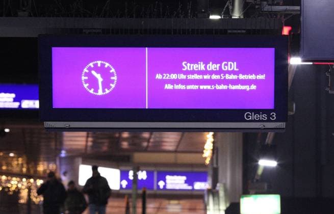 Auf einem Zugzielanzeiger auf einem Bahnsteig im Hauptbahnhof Hamburg wird darauf hingewiesen, dass die S-Bahn den Betrieb wegen des Streiks der Gewerkschaft Deutscher Lokomotivführer (GDL) eingestellt hat. St. Georg Hamburg *** A train destination display on a platform at Hamburg Central Station indicates that the S-Bahn has suspended operations due to the strike by the German Train Drivers Union GDL St Georg Hamburg