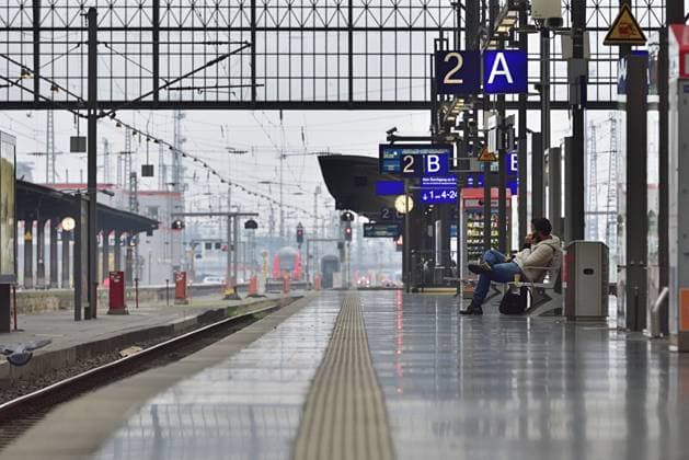 News Bilder des Tages 8.12.2023 GDL Streik Streik der Lokführergewerkschaft GDL am 8.12.2023. Die Bahn bringt nur einen Bruchteil ihrer Züge auf die Strecke. Der Warnstreik endet am Freitag um 22 Uhr. Frankfurt am Main Hauptbahnhof Hessen Deutschland *** 8 12 2023 GDL strike Strike of the train drivers union GDL on 8 12 2023 The railroad will only bring a fraction of its trains onto the track The warning strike ends on Friday at 10 p.m. Frankfurt am Main main station Hesse Germany