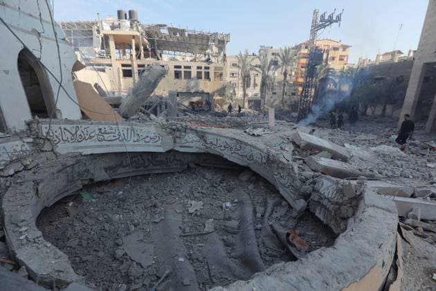 Palestinians inspect the wreckage following an Israeli air strike on the Jaffa Mosque and Hospital in Dair El-Balah Palestinians inspect the wreckage following an Israeli air strike on the Jaffa Mosque and Hospital in Dair El-Balah, on December 8, 2023. amid continuing battles between Israel and the Palestinian militant group Hamas. Fighting raged on December 8 across Gaza between Israel and Hamas as the UN Security Council was due to meet to demand a ceasefire in a war now in its third month. Photo by Omar Ashtawy apaimages Dair El-Balah Gaza Strip Palestinian Territory 081223_Dair_El-Balah_OSH_00(47) Copyright: xapaimagesxOmarxAshtawyx xapaimagesx
