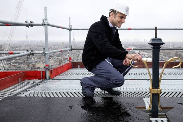 Bilder des Jahres 2023, News 12 Dezember News Themen der Woche KW49 News Bilder des Tages Le prÃ sident de la RÃ publique francaise Emmanuel Macron monte jusqu Ã la fleche sur le chantier de la CathÃ drale Notre-Dame de Paris Le prÃ sident de la RÃ publique francaise Emmanuel Macron monte jusqu Ã la fleche sur le chantier de la CathÃ drale Notre-Dame de Paris, France, le 8 dÃ cembre 2023. StÃ phane Lemouton Bestimage French President Emmanuel Macron visits the nave of the Notre-Dame de Paris Cathedral during its reconstruction, on the Ile de la Cite in Paris, France, on December 8, 2023. Paris France  Copyright: xStephanexLemoutonx xBestimagexStephanexLemoutonx xBestimagex