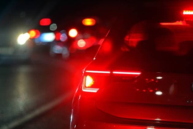 Stresssituationen im Straßenverkehr Eine erhebliche Stausituation durch eine Baustelle führte in Essen auf mehreren Straßen zu einer Stresssituation für alle Beteiligten zur Zeit des Berufsverkehrs bei Dunkelheit. Essen Nordrhein-Westfalen Deutschland *** Stressful situations in road traffic A major traffic jam caused by roadworks led to a stressful situation for everyone involved on several roads in Essen during rush hour at night Essen North Rhine-Westphalia Germany
