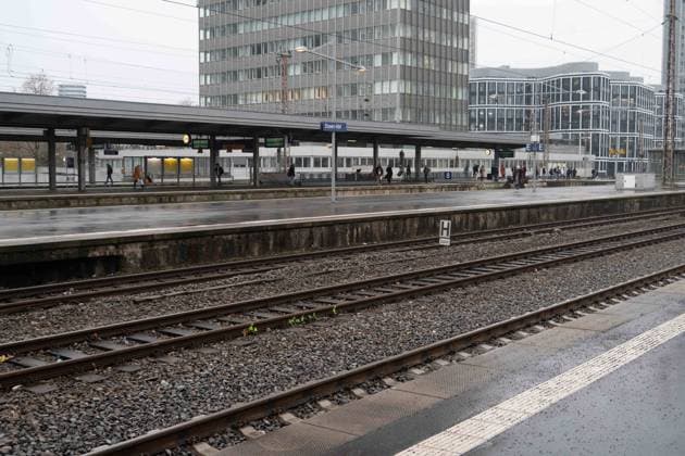 Bahnsteig mit wenigen Fahrgaesten am Essener Hauptbahnhof, allgemein, feature, Randmotiv, Symbolfoto Themenfoto: Streik der Gewerkschaft GDL am 08.12.2023 am Hauptbahnhof Essen. *** Platform with few passengers at Essen main station, general, feature, marginal motif, symbol photo Theme photo strike of the trade union GDL on 08 12 2023 at Essen main station