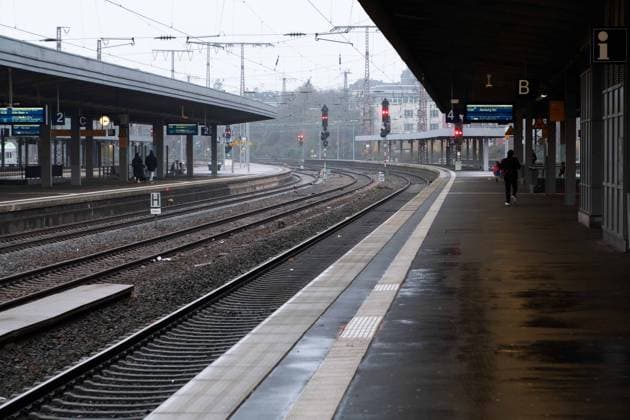 News Bilder des Tages Bahnsteig mit wenigen Fahrgaesten am Essener Hauptbahnhof, allgemein, feature, Randmotiv, Symbolfoto Themenfoto: Streik der Gewerkschaft GDL am 08.12.2023 am Hauptbahnhof Essen. *** Platform with few passengers at Essen main station, general, feature, marginal motif, symbol photo Theme photo strike of the trade union GDL on 08 12 2023 at Essen main station