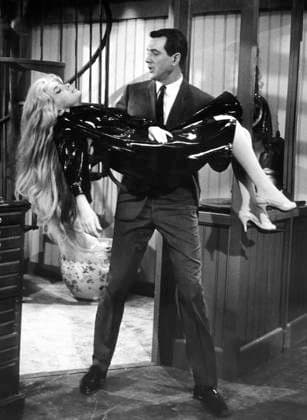 Film Strange Bedfellows Actor Rock Hudson and actress Gina Lollobrigida in a scene of the film Los Angeles, CA USA  Copyright: xLeoxFuchsx 0204_hudson_lollobrigida__carrying_lollo_in_arms_set-SBF