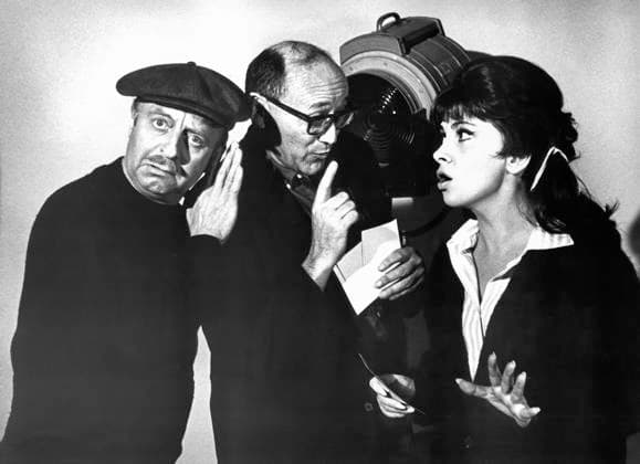 Film Strange Bedfellows Actor Arthur Hynes, director Melvin Frank and actress Gina Lollobrigida whispering at the set Los Angeles, CA USA  Copyright: xLeoxFuchsx 0533 Haynes Frank Gina Lollobrigida (Strange Bedfellows) WHISPER SET