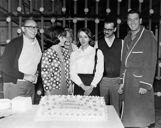 Film Strange Bedfellows Director Melvin Frank with his wife, actors Rock Hudson and Gina Lollobrigida, and photographer Leo Fuchs celebrating Sylviane Fuchs birthday while at the set Los Angeles, CA USA  Copyright: xLeoxFuchsx 1002 Fuchs Hudson Lollobrigida mom birthday SBF