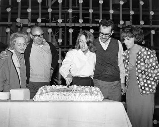 Film Strange Bedfellows Director Melvin Frank with his wife, actress Gina Lollobrigida, and photographer Leo Fuchs celebrating Sylviane Fuchs birthday while at the set Los Angeles, CA USA  Copyright: xLeoxFuchsx 1009 Sylviane Fuchs birthday Gina Lollobrigida SBF