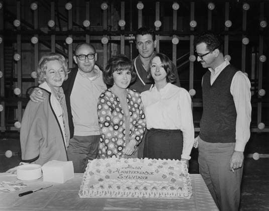 Film Strange Bedfellows Director Melvin Frank with his wife, actors Rock Hudson and Gina Lollobrigida, and photographer Leo Fuchs celebrating Sylviane Fuchs birthday while at the set Los Angeles, CA USA  Copyright: xLeoxFuchsx R0252-Frank-Lollobrigida-Hudson-Sylviane-LeoFuchs-SB