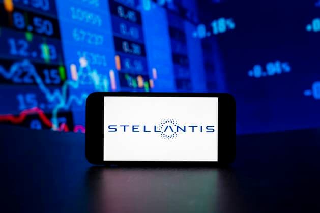 Photo illustration in India. In this photo illustration, the Stellantis logo is seen displayed on a mobile phone screen with stock market percentages in the background. India Copyright: xIdreesxAbbasx xSOPAxImagesx IdreesAbbas_08Dec2023__11