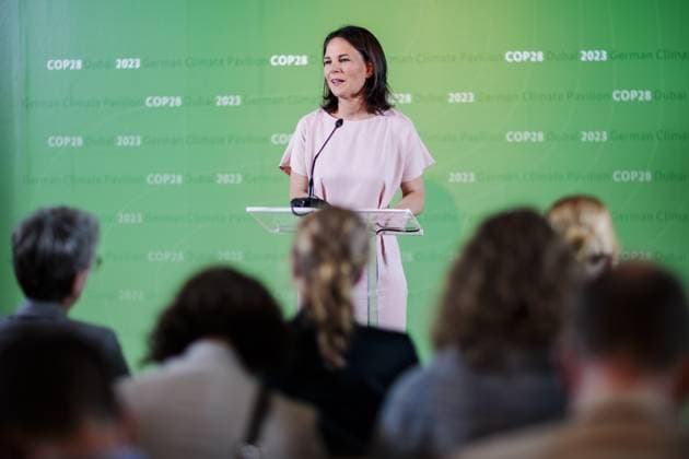 News Themen der Woche KW49 News Bilder des Tages Annalena Baerbock (Buendnis 90 Die Gruenen), Bundesaussenministerin, aufgenommen im Rahmen der Pressekonferenz im deutschen Pavilion auf der COP28 Dubai, 08.12.2023. Dubai Vereinigte Arabische Emirate *** Annalena Baerbock Buendnis 90 Die Gruenen , Federal Foreign Minister, taken during the press conference in the German Pavilion at COP28 Dubai, 08 12 2023 Dubai United Arab Emirates Copyright: xSebastianxRaux
