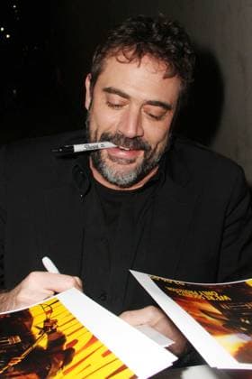 EXCLUSIVE Jeffrey Dean Morgan speaks to fans after taping a TV show in Hollywood 27338, LOS ANGELES, CALIFORNIA - Wednesday January 7 2009. EXCLUSIVE Grey s Anatomy Jeffrey Dean Morgan speaks to fans after taping a TV show in Hollywood. , Credit:Greg Tidwell, PacificCoastNews.com Avalon USA, Los Angeles  Copyright: xGregxTidwell,xPacificCoastNews.comx xAvalonx 0523815363